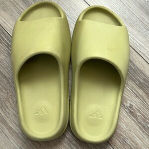 adidas Yeezy
YEEZY Slide slides